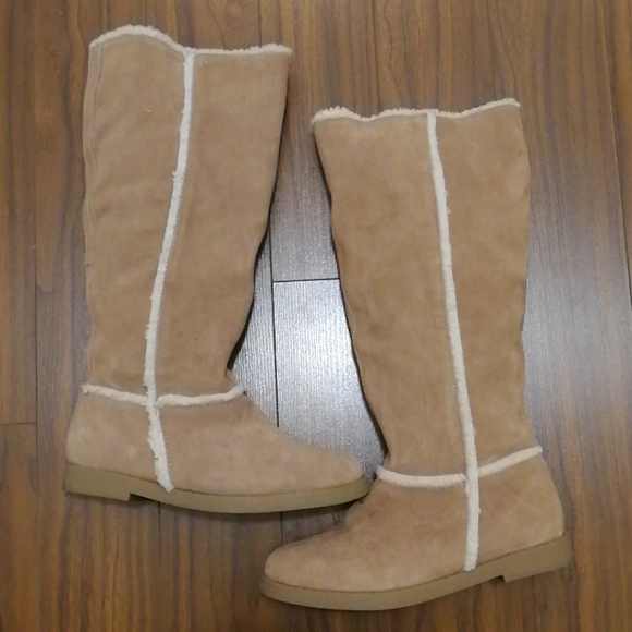 VGUC fake-fur lined suede boots - Picture 3 of 9
